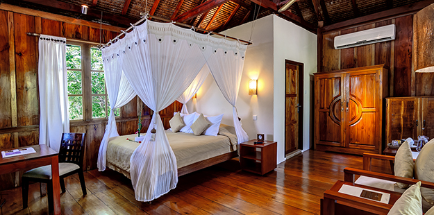 Rich hardwoods are used in Palm Bungalows to create a sense of warmth and welcome, while vaulted ceilings were finished in traditional thatch coverings. 