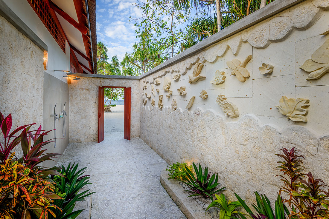 A separate outdoor entrance from the beach is an ideal feature for swimmers and divers who don’t want to track sand and water through the bungalow. Photo by Didi Lotze