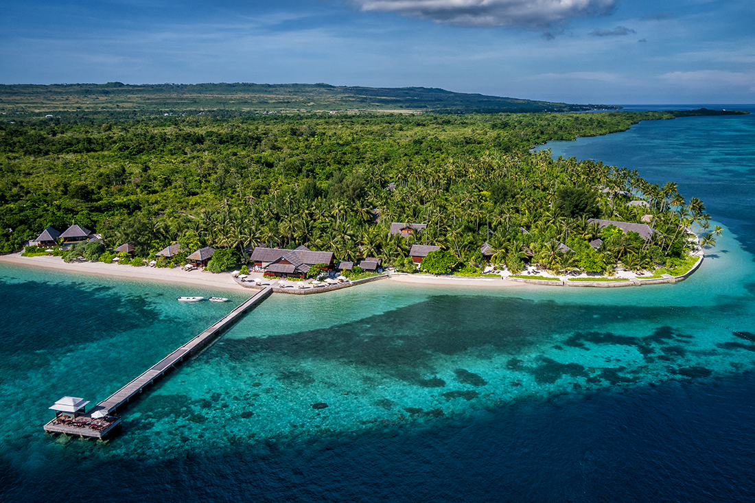 Directly off the beach is the Wakatobi House Reef. Divers and snorkelers can explore this vast underwater garden day and night. 