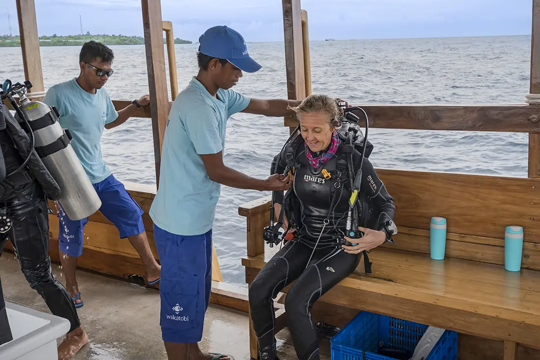 When it's time to submerge, the boat crew is right there to provide any needed help with final adjustments.